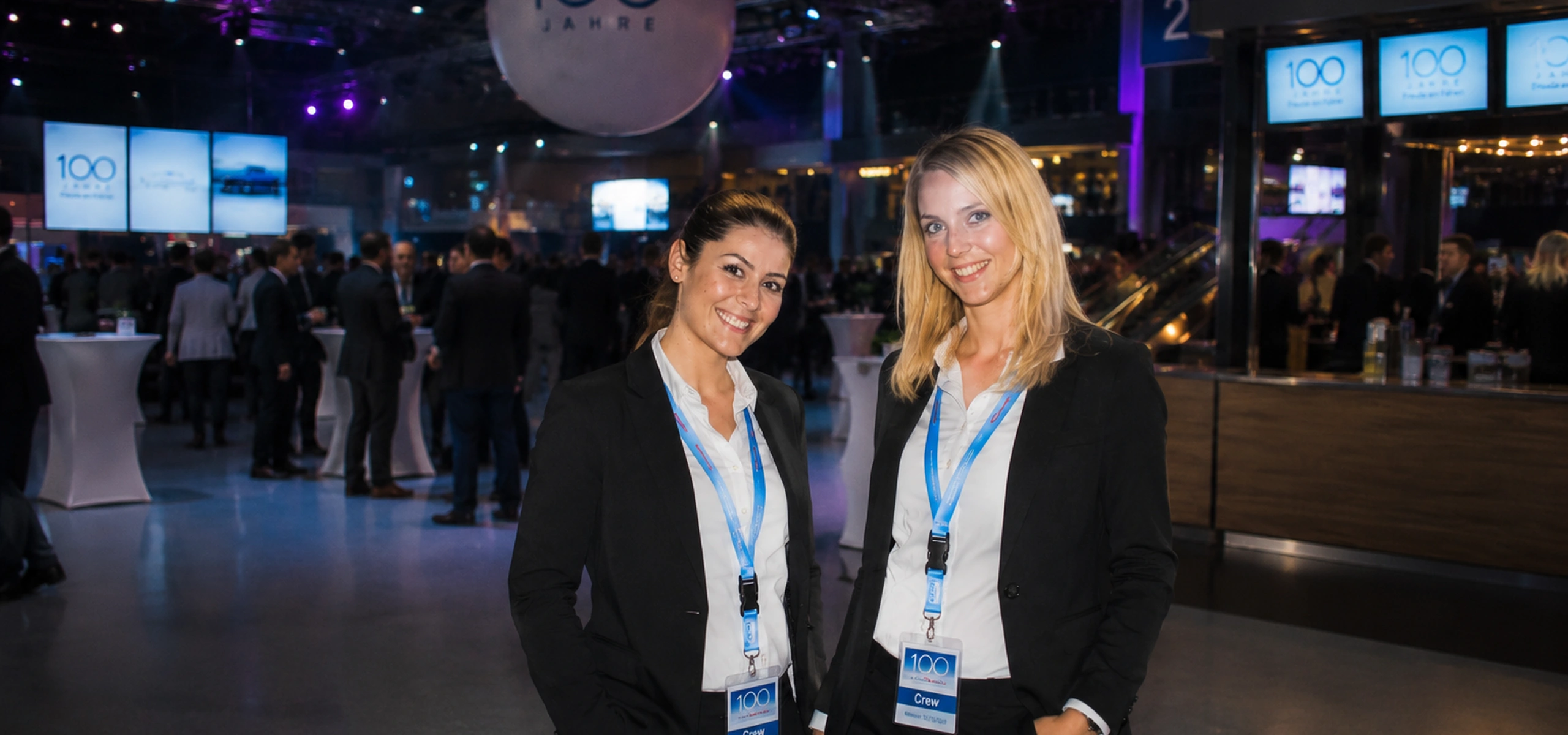 Eventpersonal — Hostessen-Duo beim Firmenevent-Empfang