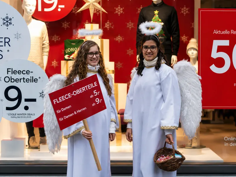 Weihnachtsmannvermittlung — Weihnachtsengel bei der Einzelhandel-Promotion